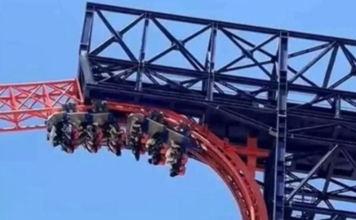 Turistas ficam presos de cabeça para baixo em montanha-russa