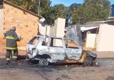 Uno pega fogo no meio da rua e motorista morre carbonizado