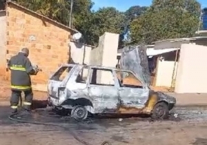Uno pega fogo no meio da rua e motorista morre carbonizado