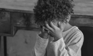 Mãe “envenena” filha de 4 anos e ameaça jogar em poço