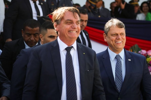 &quot;Estou na UTI, não morri ainda&quot;, diz Bolsonaro sobre situação política