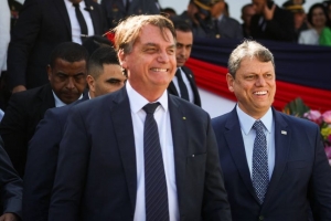 &quot;Estou na UTI, não morri ainda&quot;, diz Bolsonaro sobre situação política