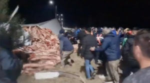Argentinos saqueiam caminhão com 23 toneladas de carne e cena impressiona