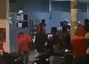 Homem troca senha de cartão e apanha da mulher em pizzaria