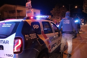 Homem invade casa de ex e agride ela e o atual com facão