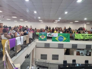 Mulheres protestam na Assembleia e tumultuam sessão