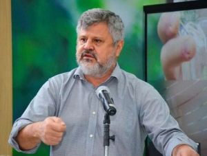Stopa afirma que está &quot;fora de questão&quot; compor com Botelho