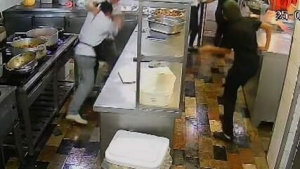 Cozinheiro esfaqueia colega de trabalho em restaurante; veja vídeo