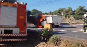 Caminhonete pega fogo na avenida da FEB em VG; veja