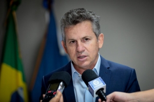 Governador de MT demite 70 servidores que participaram de manifestação em Cuiabá