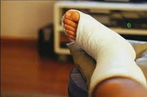 Homem quebra pés ao pular do 2º andar fugindo do marido da amante