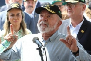 Deputados aliados assinam pedido de impeachment de Lula