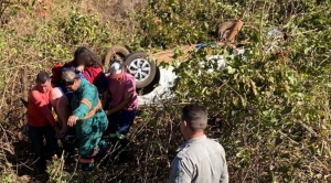 Motorista é sequestrada, estuprada, feita refém por 300km e foge após fazer carro capotar