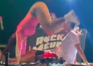 Homem desloca o braço ao levar &#039;surra de bunda&#039; de dançarina em show