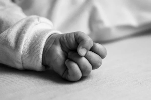Adolescente é detida após abandonar filho recém-nascido no meio da rua