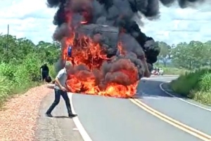 Ônibus em chamas após a colisão