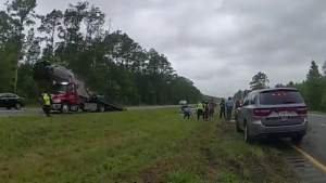 Motorista de 21 anos sobe com carro em rampa de guincho, voa e capota; veja vídeo