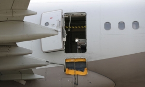 Passageiro abre porta de avião a 200 metros de altura durante voo; Veja Vídeo