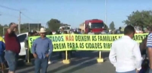 Pescadores fecham rodovia em protesto contra lei que proíbe a pesca
