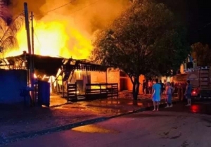 Mulher morre carbonizada dentro de casa destruída por incêndio