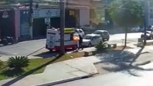 Vídeo flagra criminoso colocando fogo em Kombi usada para vender churros em Cuiabá