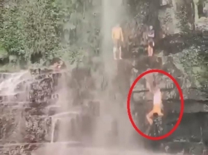 Vídeo registra adolescente caindo de cachoeira e batendo a cabeça em rocha