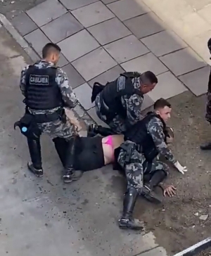 Polícia prende homem violento e quando é algemado aparece uma calcinha rosa; VEJA VÍDEO