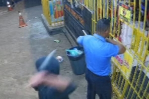 Vídeo mostra cobrador de ônibus sendo esfaqueado em distribuidora