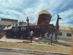 Guindaste tomba sobre casa durante colocação de piscina em MT