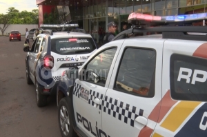 Viaturas da Polícia Militar no supermercado