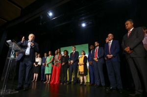 Lula anuncia ministros