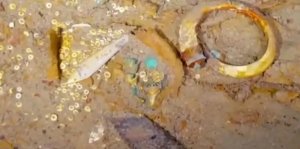 Colar de ouro com dente de megalodonte é descoberto nos destroços do Titanic
