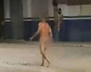 Homem bebe todas e acaba preso andando nu no meio da rua