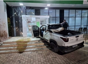 Motorista perde o controle, bate em porta de agência bancária e vai preso