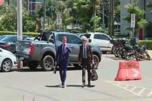 Advogados de Bolsonaro entregam à Polícia Federal armas que ele ganhou de presente
