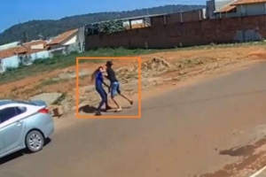 Por não aceitar término, homem esfaqueia ex no meio da rua