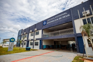 Governador inaugura novo prédio de escola em Barra do Bugres. MP questiona a constitucionalidade do nome da escola