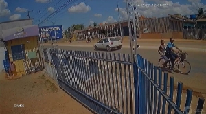 Veja vídeo - Antes de ser morta, mulher aparece na garupa da bicicleta do assassino