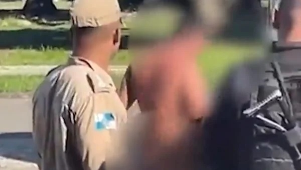 Motorista de aplicativo fica com câmbio preso no ânus; veja vídeo