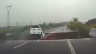 Motorista distraído cai em cratera no meio da estrada; veja