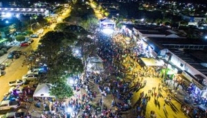 Cachaceiro invade palco de festa; chuta viatura da PM e acaba preso em MT