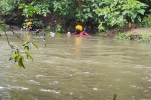 Mergulhadores em busca da vítima