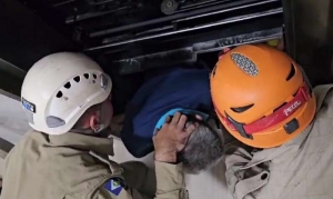 Casal de idosos é resgatado após ficarem presos em elevador; VÍDEO