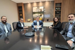 Daniela Silveira Maciel ladeada pelo governador Mauro Mendes e outros