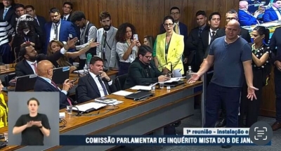 Deputada trans detona Abílio por usar camiseta e jeans na Câmara