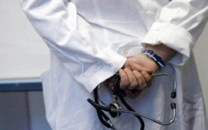 Médico de Cuiabá é preso após “roçar” e fazer paciente tocar em seu pênis