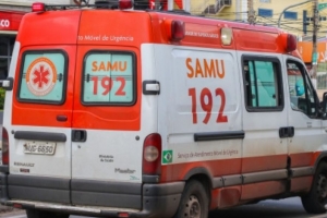 Filha estranha demora da mãe no banheiro e a encontra morta