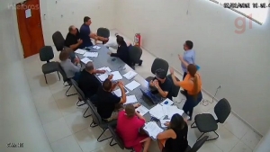 Vereadores &quot;quebram o pau&quot; em reunião por causa de erro em projeto; veja vídeo