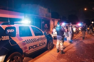 Homem pula muro, arrasta mulher a força de festa, tenta agredir PM e é preso em MT