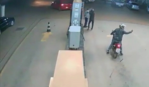 Chocante: Frentista leva tiro na cabeça durante assalto; veja vídeo